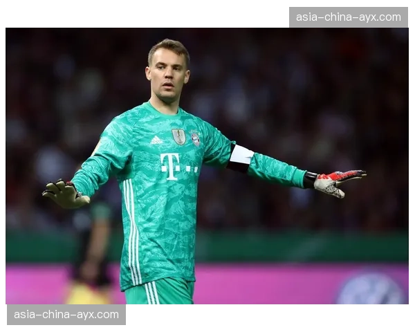 特写：诺伊尔完成德甲第500次出场，赛后获赠纪念门将手套