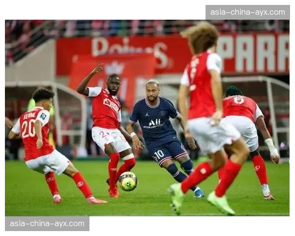 里尔2-0斯特拉斯堡，继续以净胜球劣势位居积分榜次席