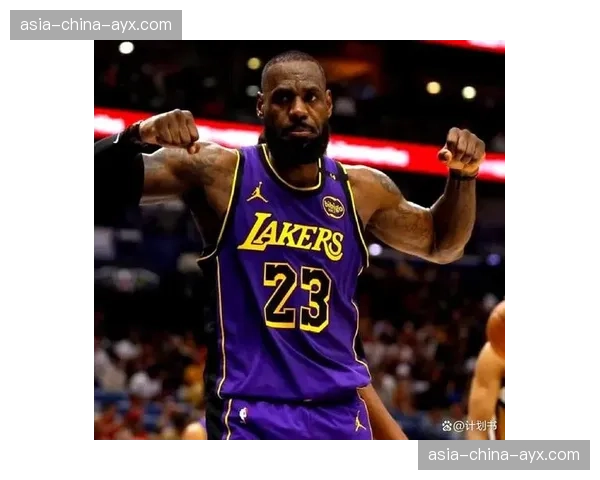 场边花絮：勒布朗-詹姆斯现身斯台普斯中心，观看湖人队季后赛比赛